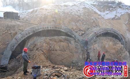 1月22日，在雅山隧道施工现场，几名工人正在山体上开凿炮眼。从远处看，新建的两座隧道可见到隧道口的雏形。